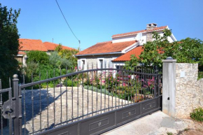 Apartments by the sea Splitska, Brac - 11300